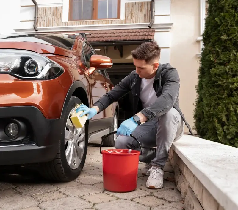 Lavage auto à domicile La Couture-Boussey : professionnel intervenant sur un véhicule